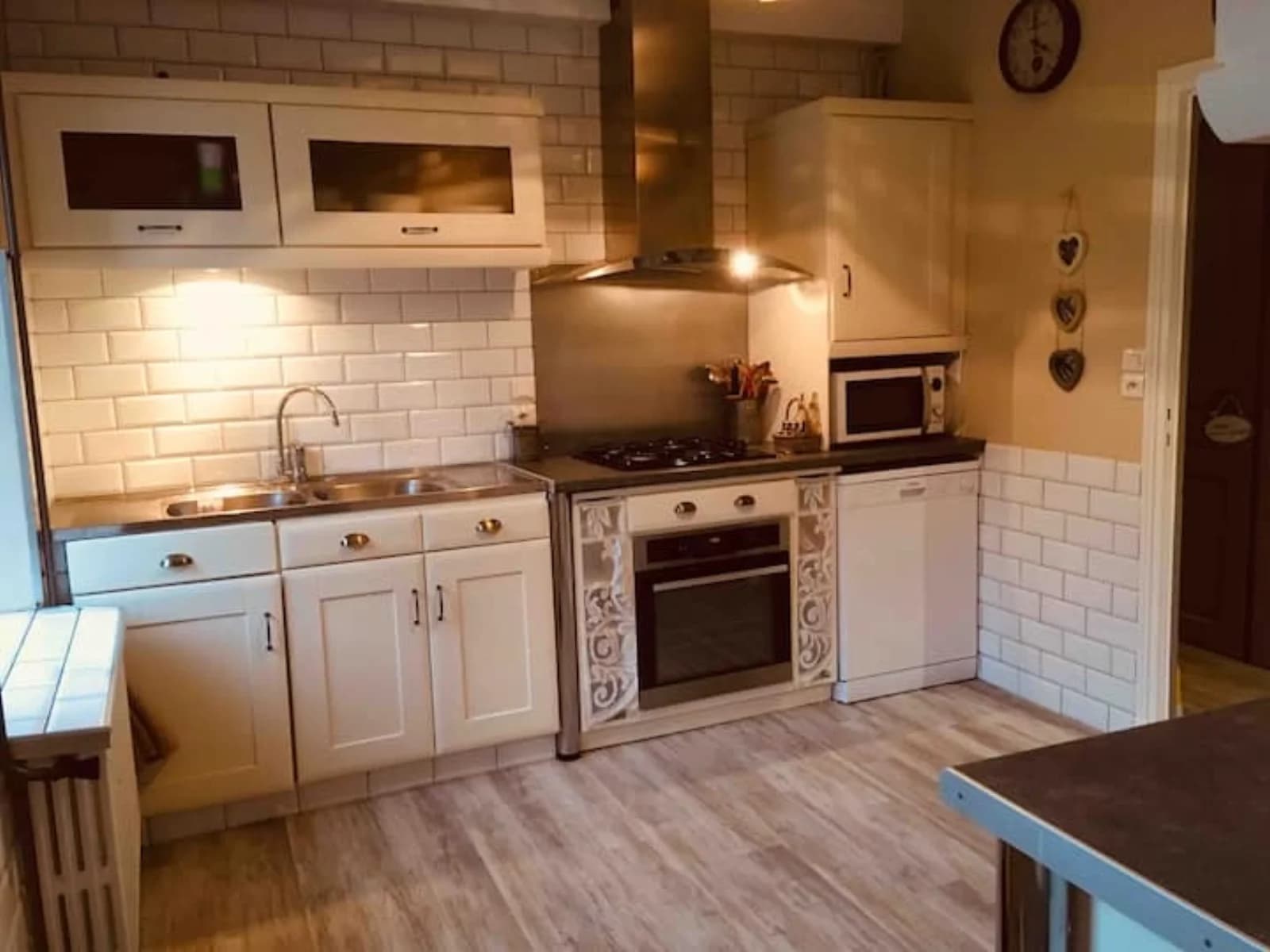 Kitchen in Country house close to amenities - 1