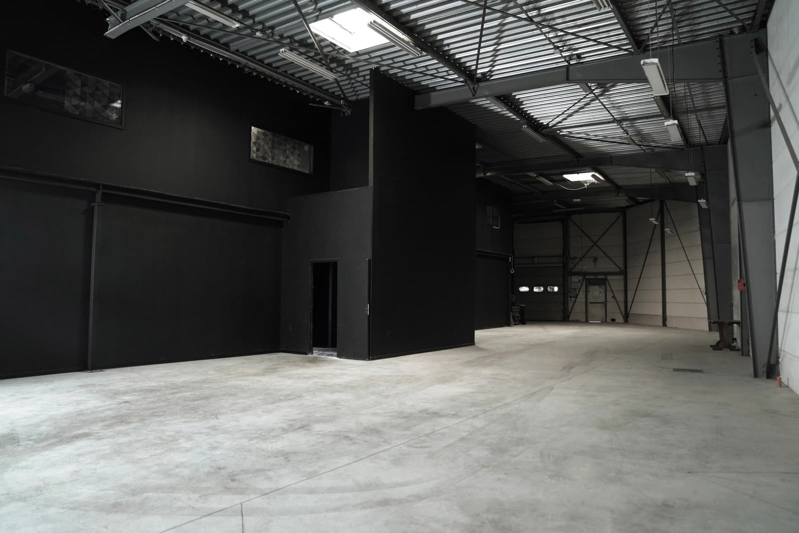 Hangar avec cyclorama et fond vert pour tournages