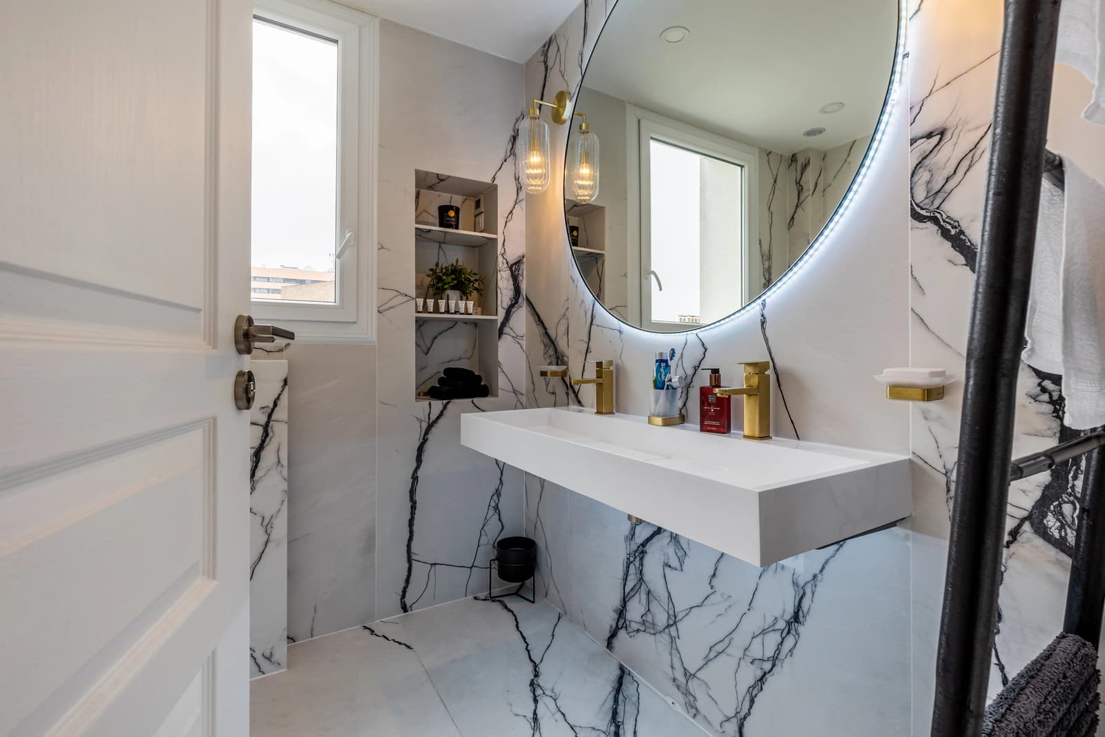 Salle de bain dans Appartement de charme avec vue sur le canal Saint-Martin - 1
