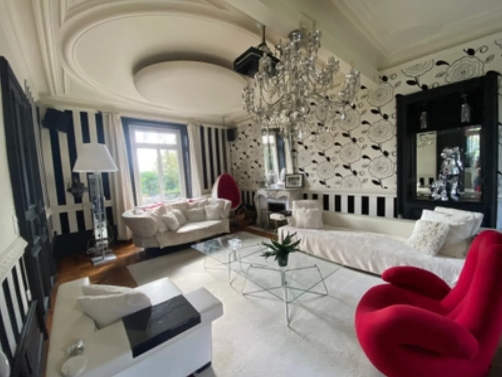 Living room in Beautiful house with park for rent - 1