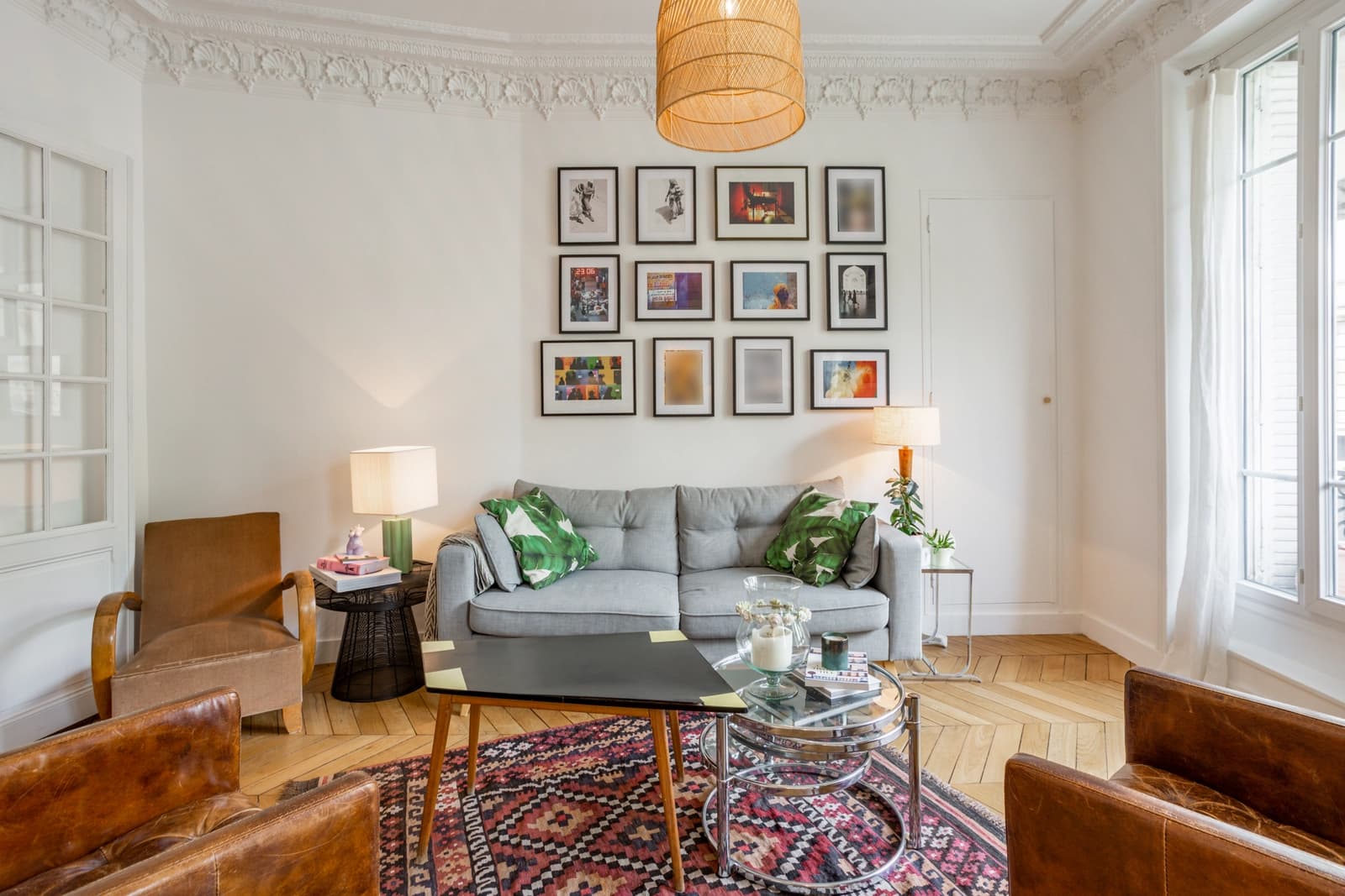 Salon dans Appartement Haussmannien avec une vaste pièce à vivre - 1
