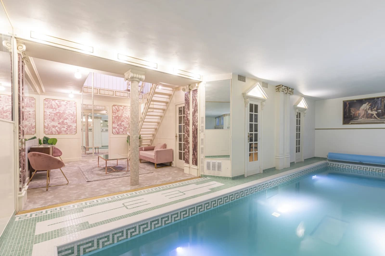 Espace Espace atypique avec sa piscine intérieure surprenante - 1