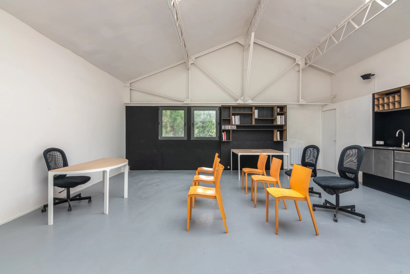 Salle de réunion dans Montreuil: espace lumineux sous une grande verrière - 1
