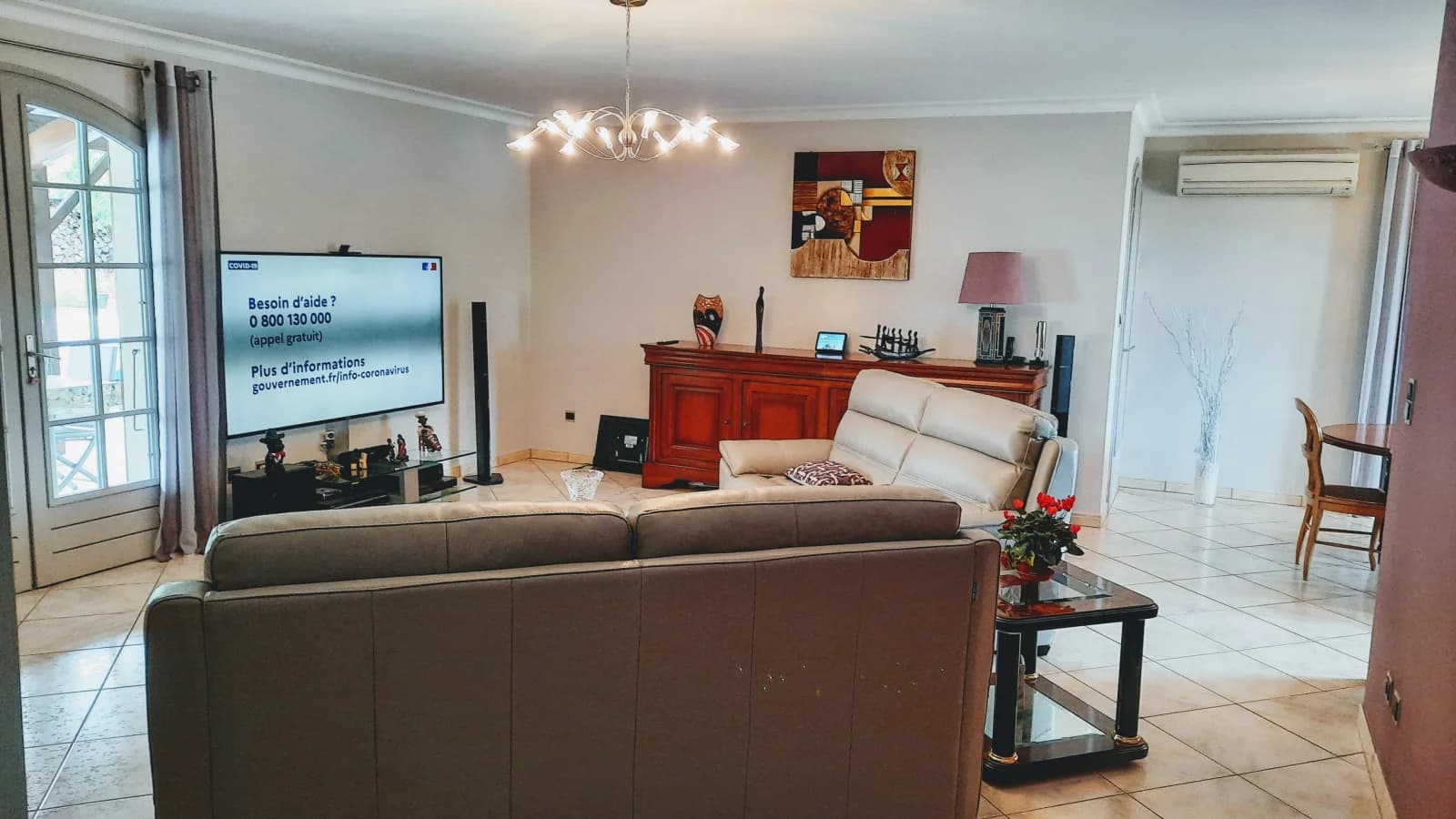 Living room in Large house with garden pool large basement - 1