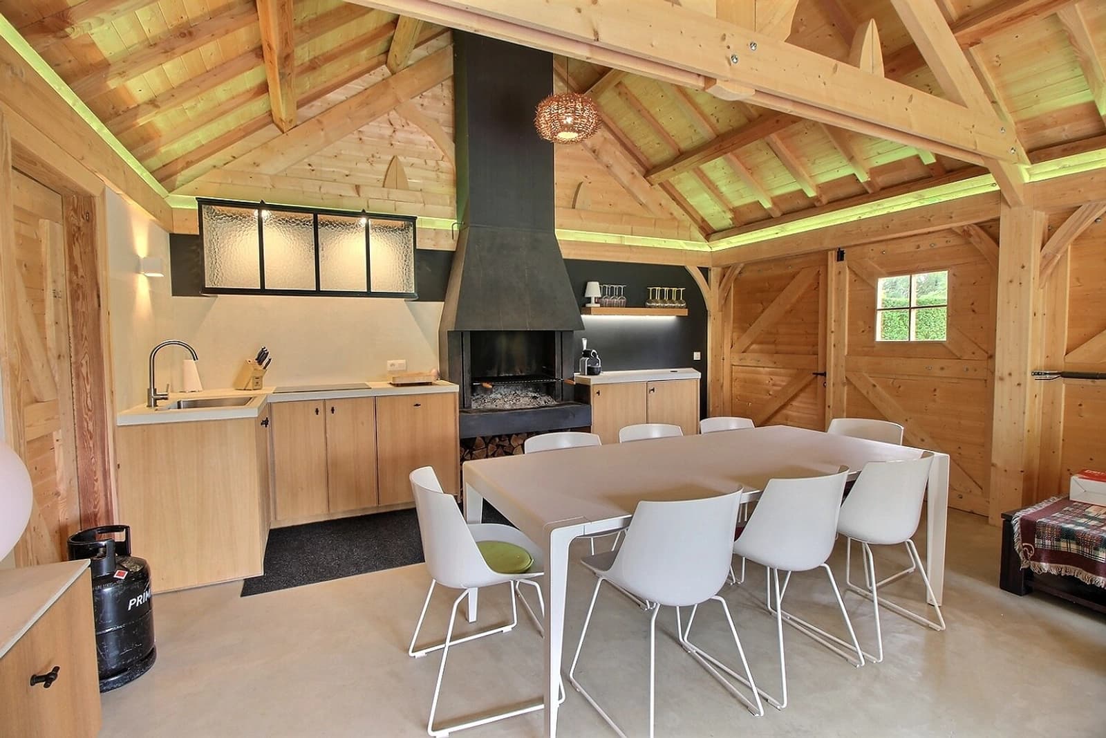Espace Cabane en bois aménagée en un espace de vie cosy - 0