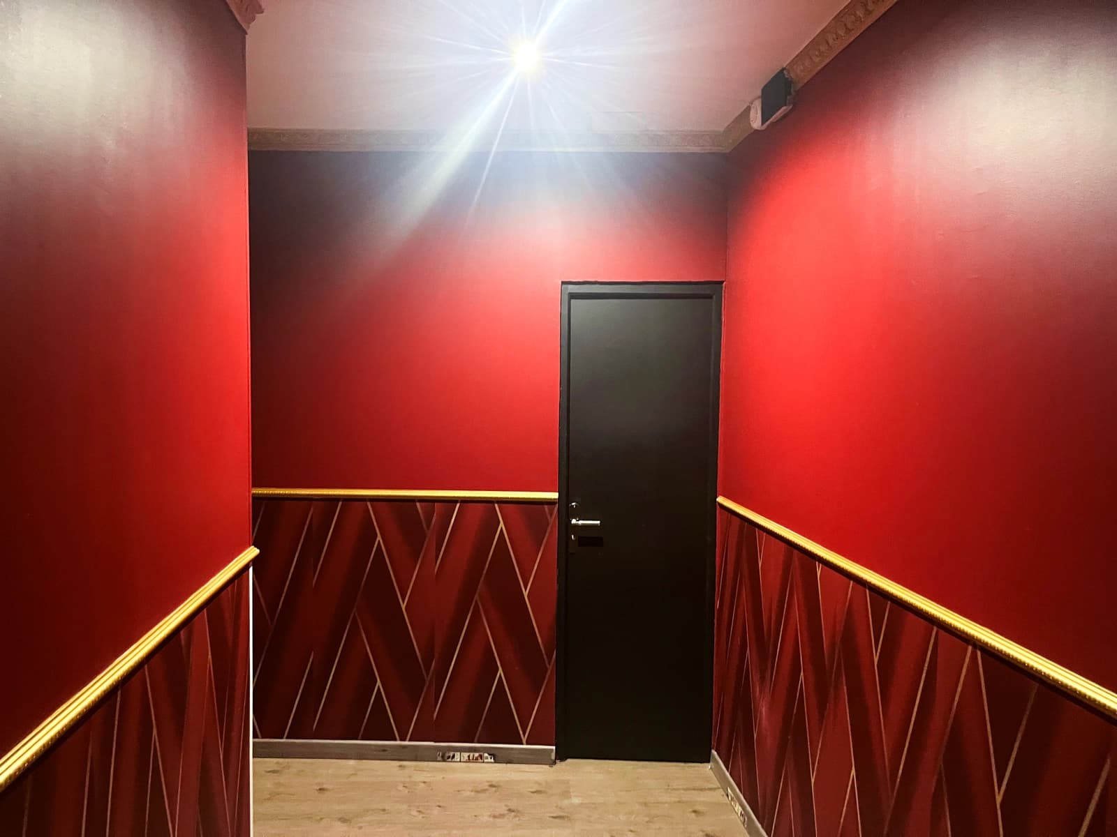 Salon dans Couloir Rouge: un passage au design audacieux - 1