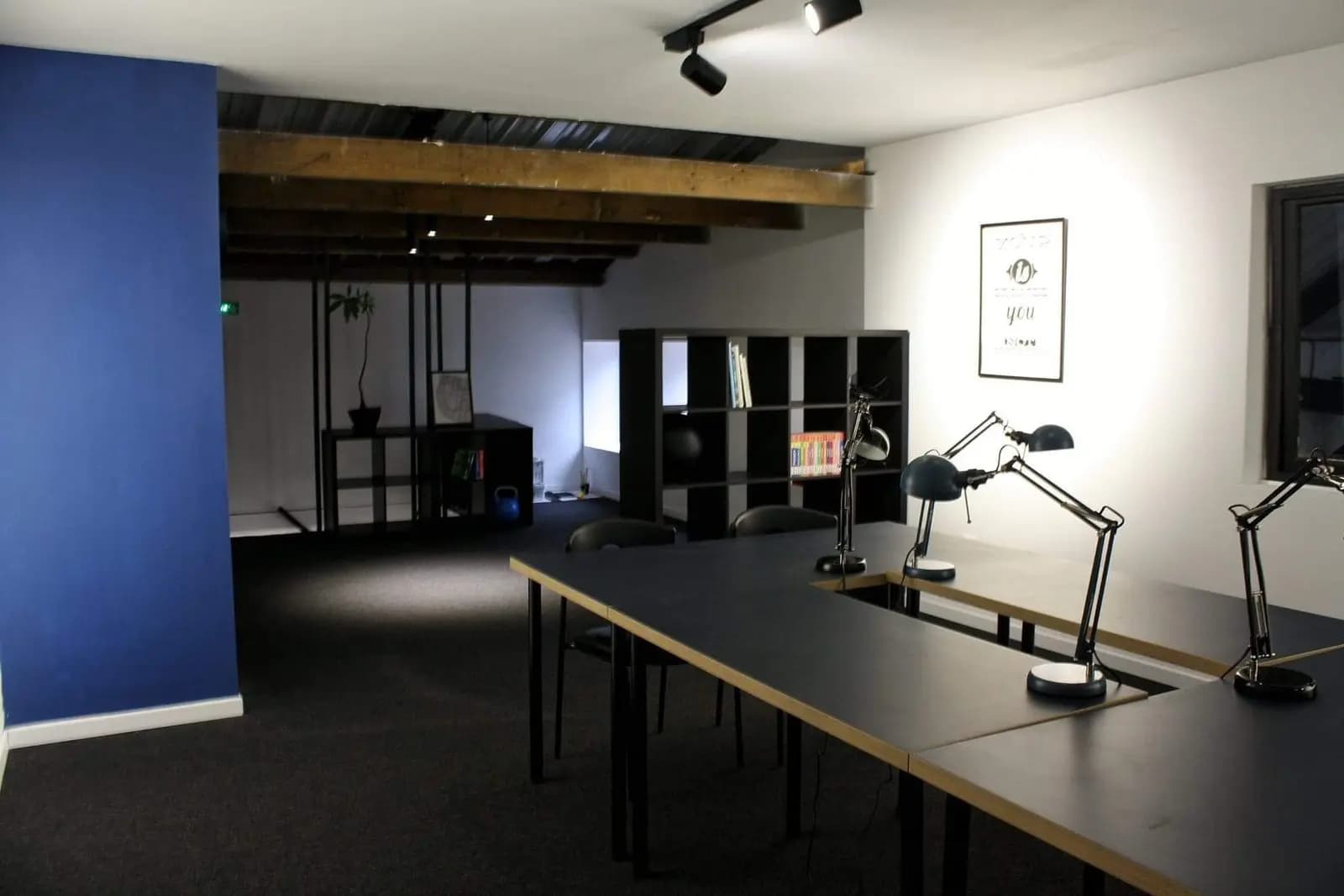 Salon dans Salle de sport au look atypique, parfaite pour tournages - 1