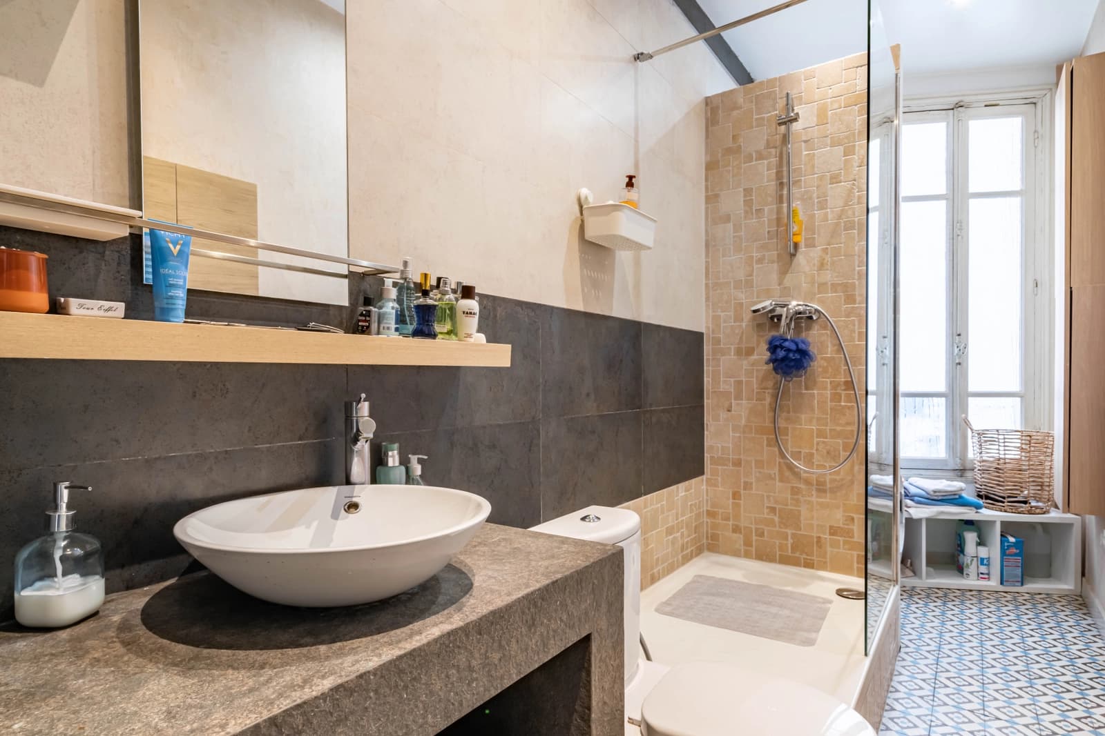 Salle de bain dans Vaste appartement haussmannien au coeur de Paris - 1