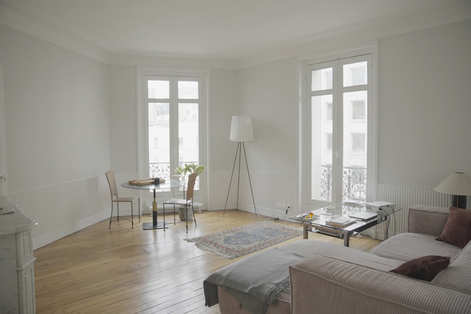 Salon dans Appartement d'architecte en angle, design et lumière - 1
