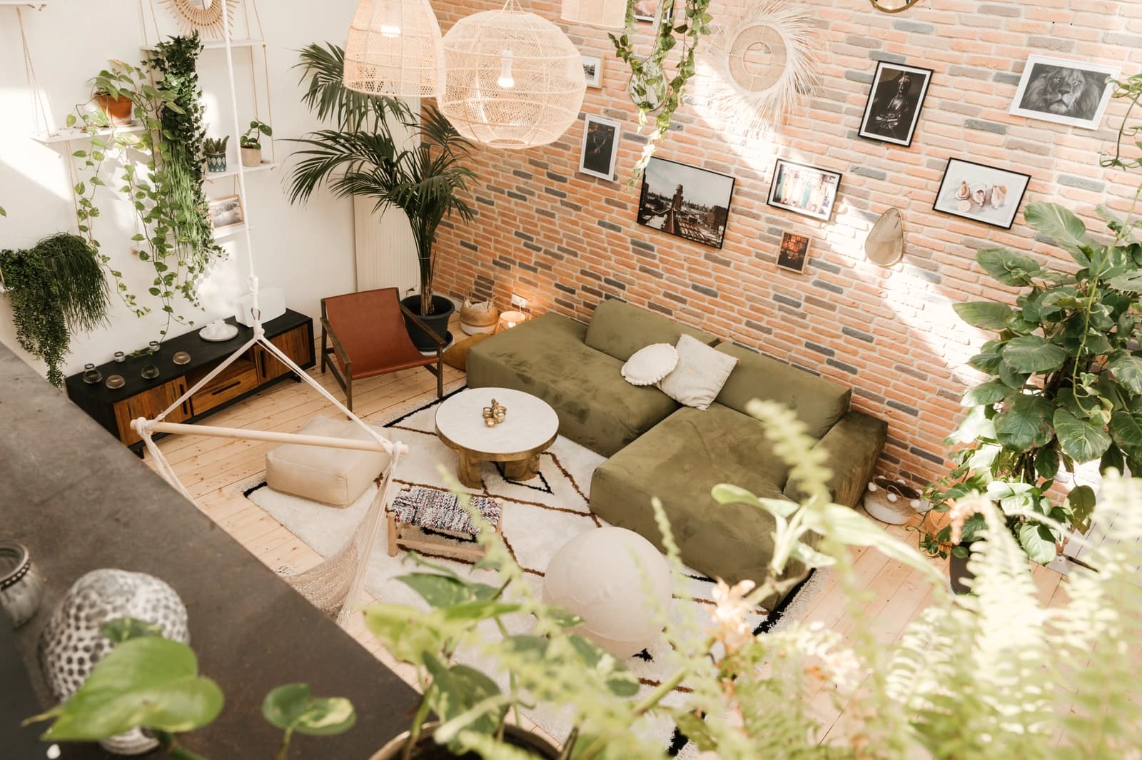 Living room in Atypical New York-style loft - 1