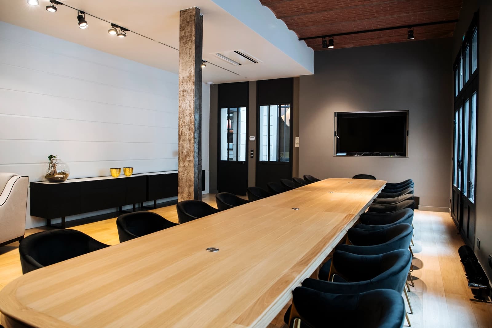 Space Modern, elegant reception area - 4
