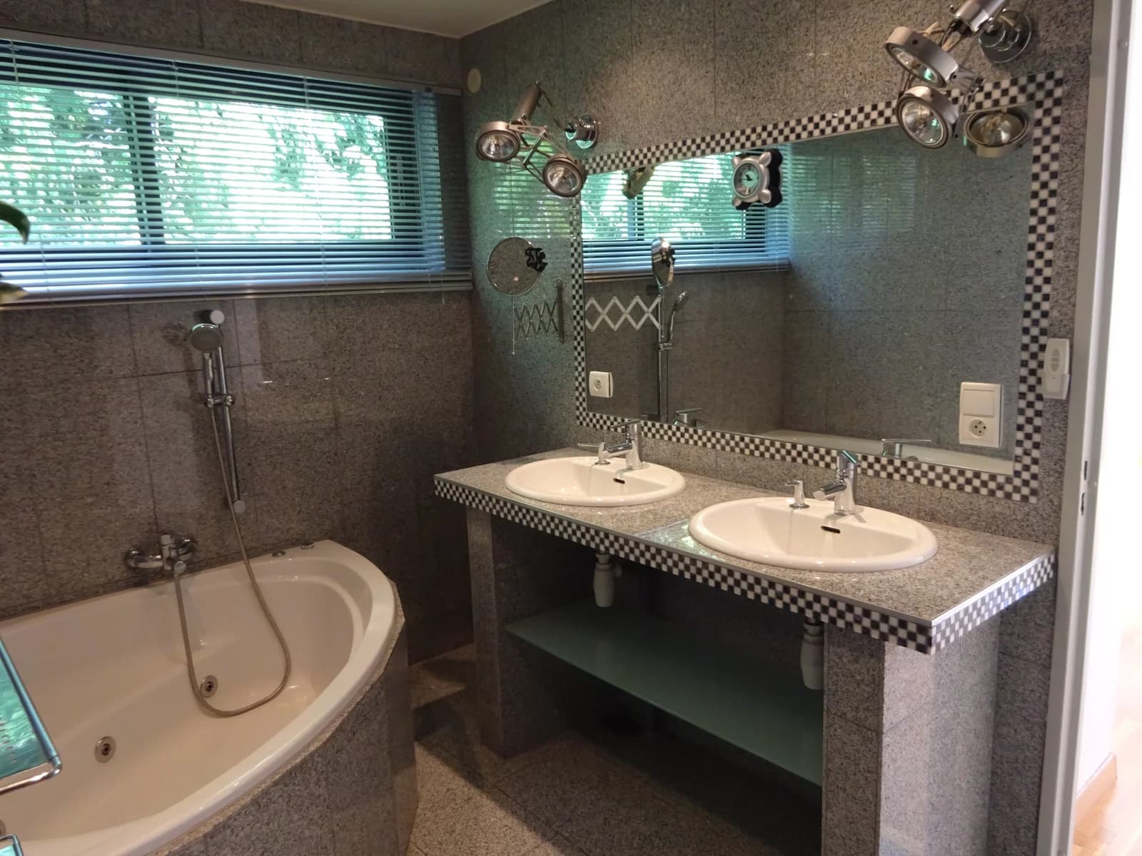 Salle de bain dans Maison à toit plat signée d'un architecte de renom - 1