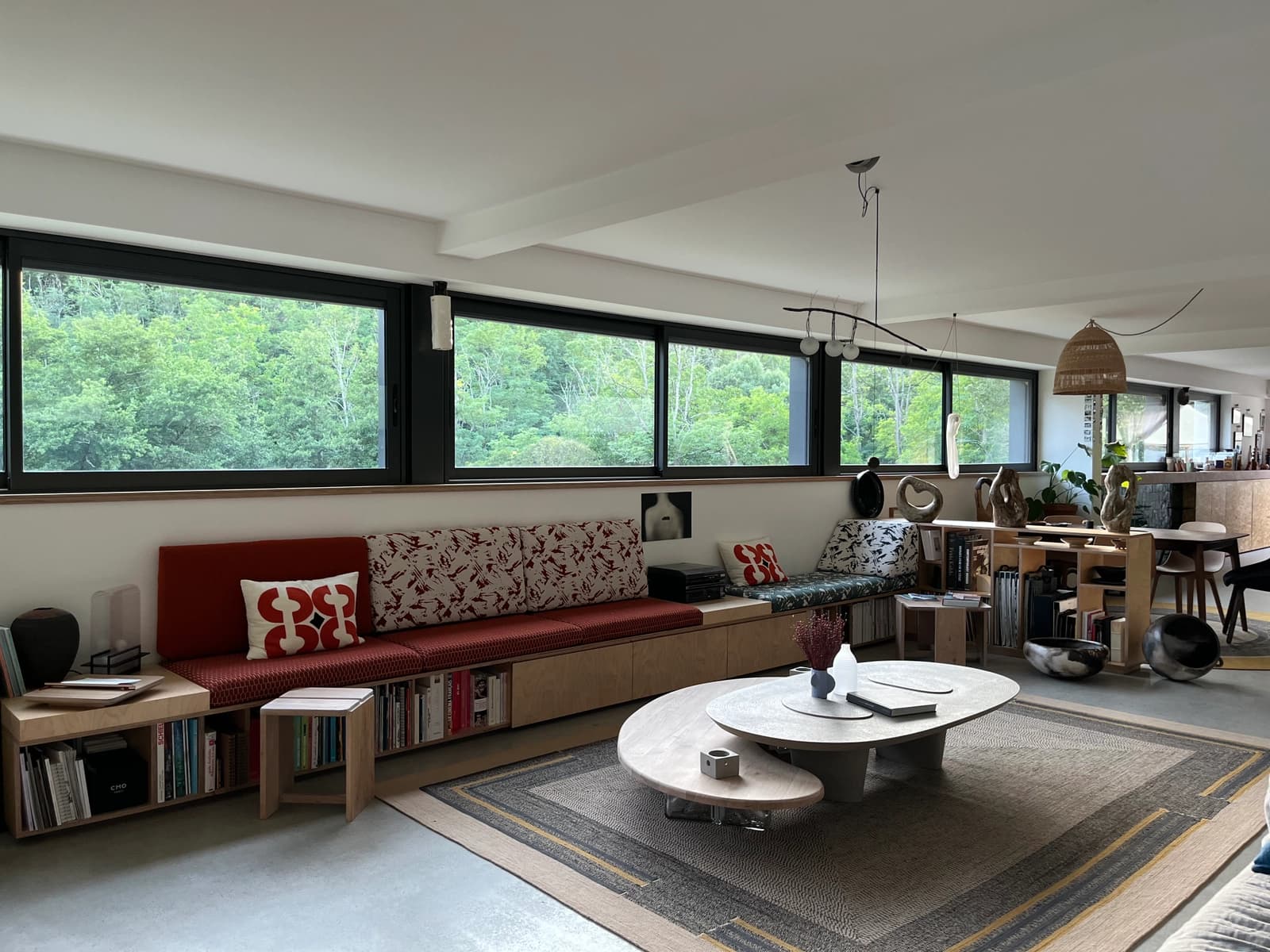 Salle de réunion dans En pleine forêt: grande maison moderne avec piscine - 1