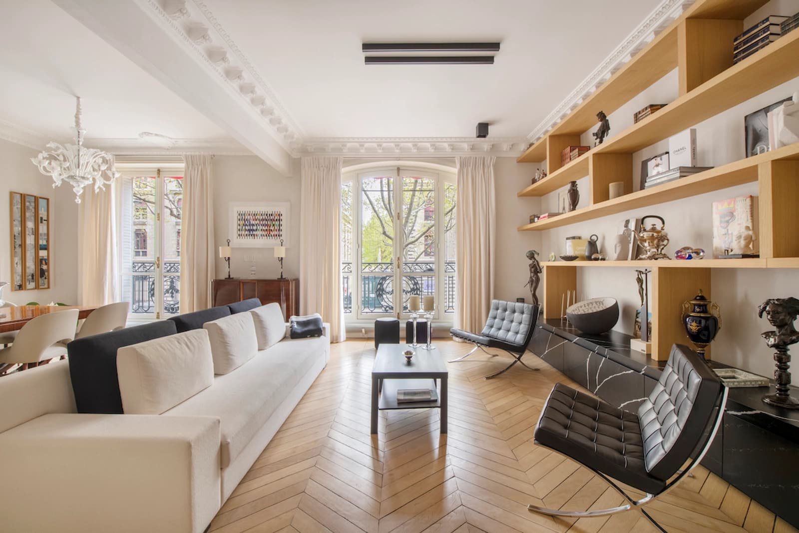 Salon dans Haussmannien moderne: l'alliance du chic et du design - 1