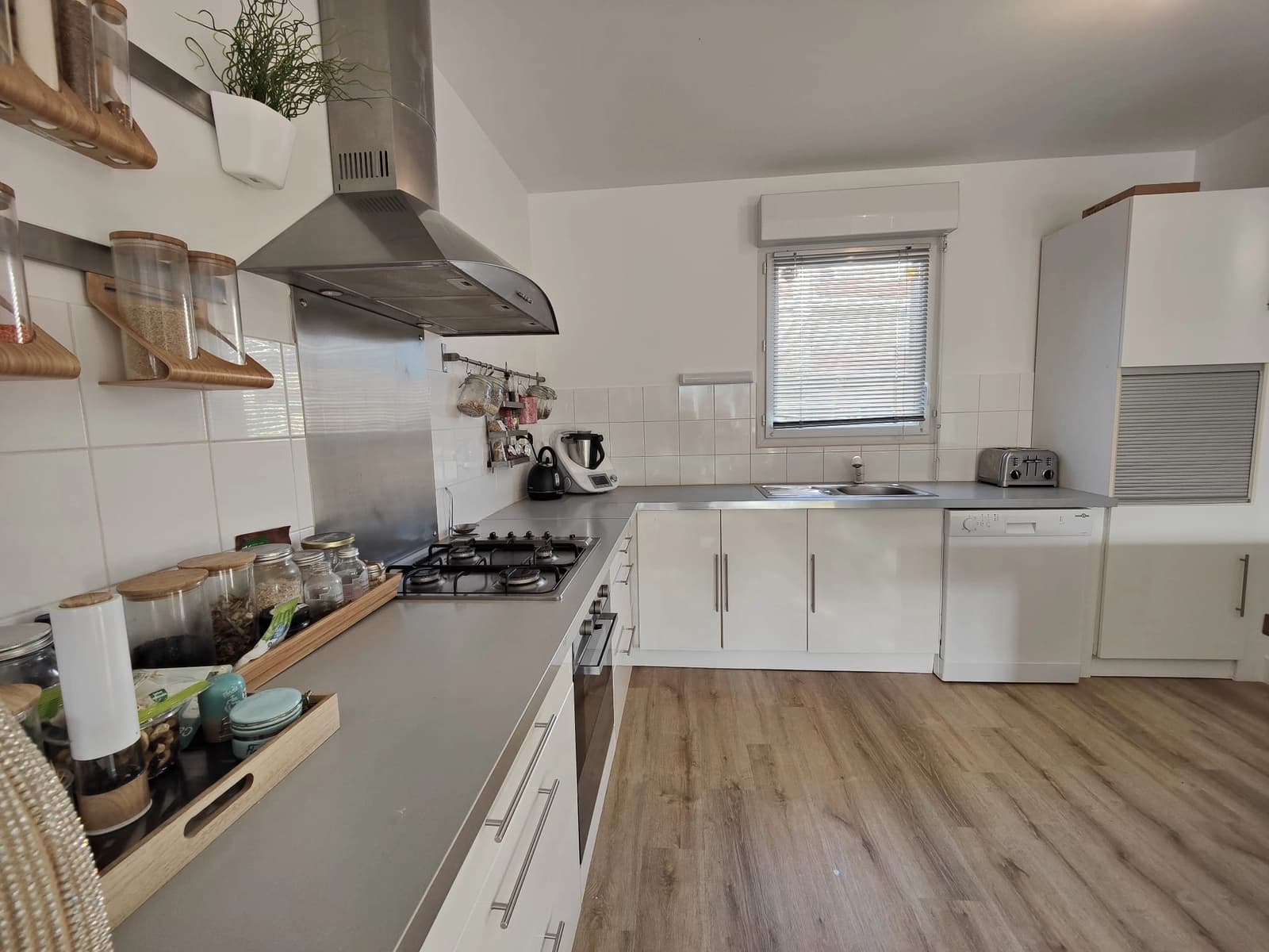 Cuisine dans Maison en bord de Sèvre avec son jardin tropical - 1