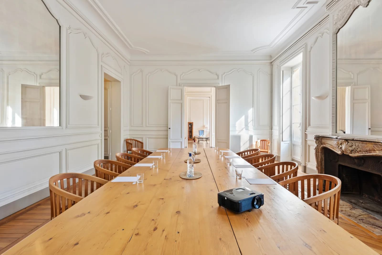 Meeting room in Superb apartment in the golden triangle - 1