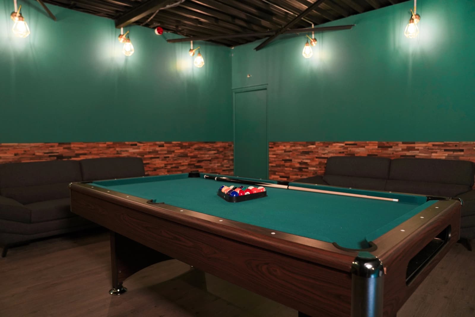 Cuisine dans Salle de billard à l'ambiance feutrée et élégante - 1