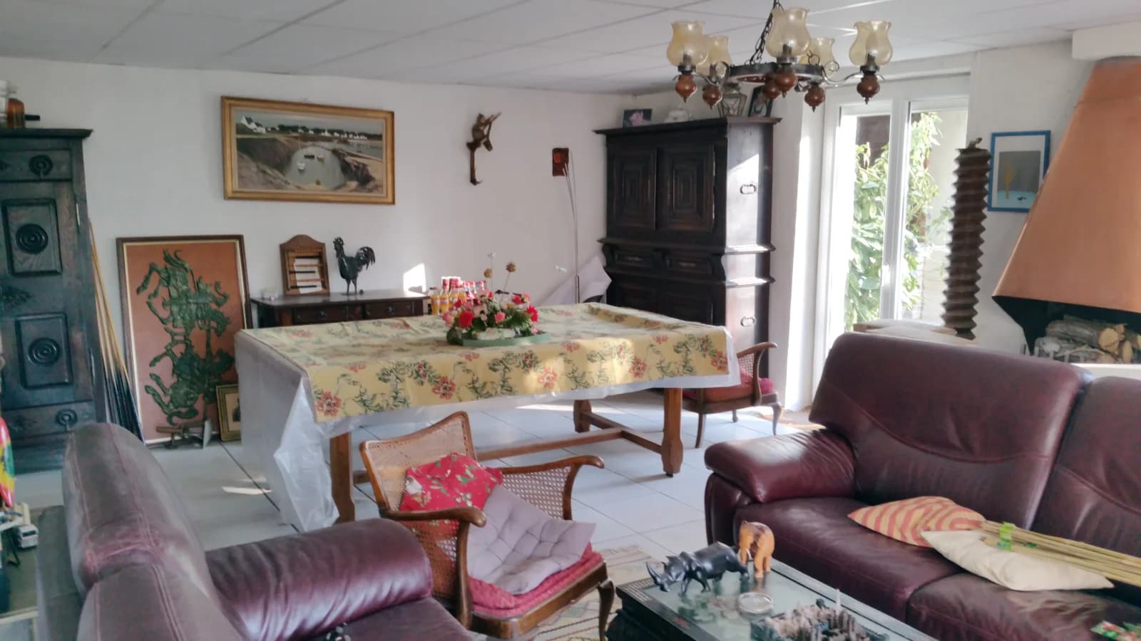 Salon dans Maison unique avec sa grande salle de cinéma privée - 1
