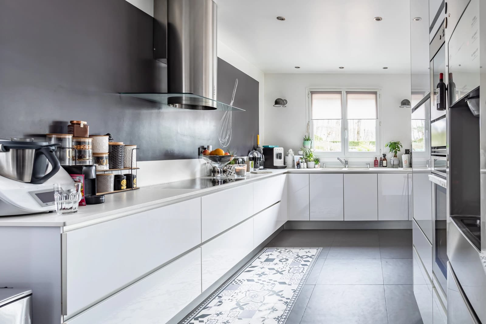 Kitchen in Spacious, bright American house - ideal for film shoots. - 1