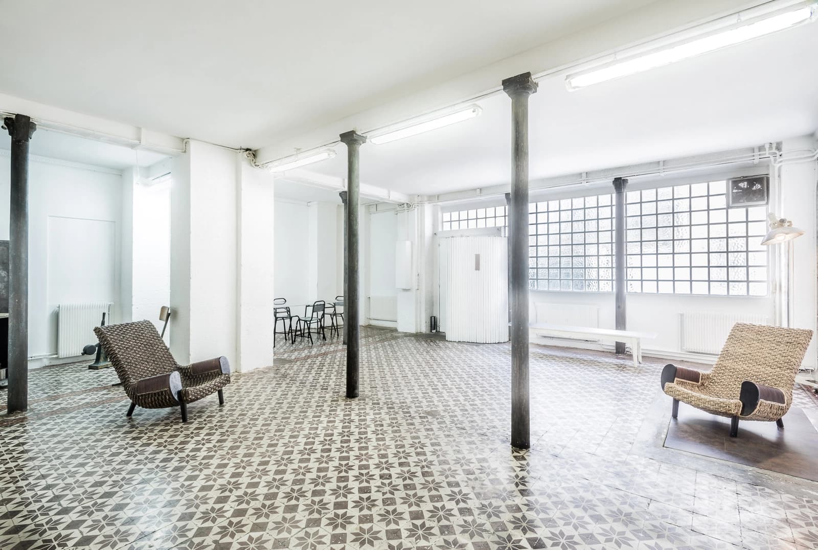 Salon dans Espace polyvalent esprit atelier ou loft contemporain - 1