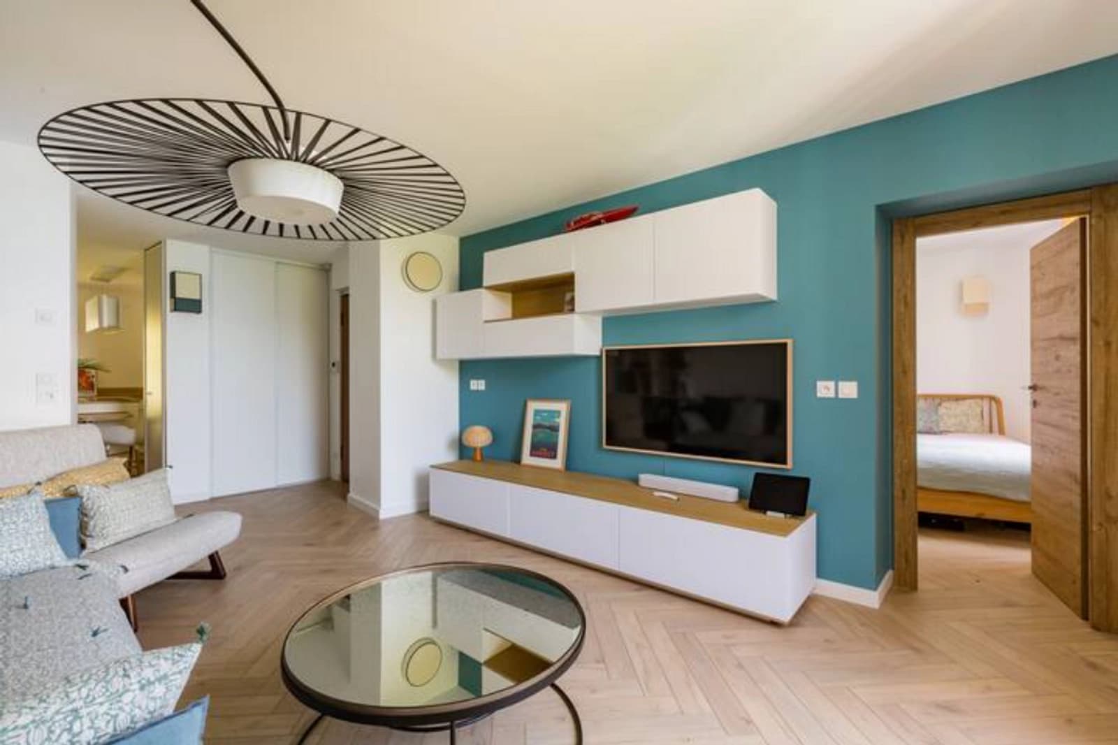 Salon dans Annecy: appartement avec jardin et vue sur le lac - 1