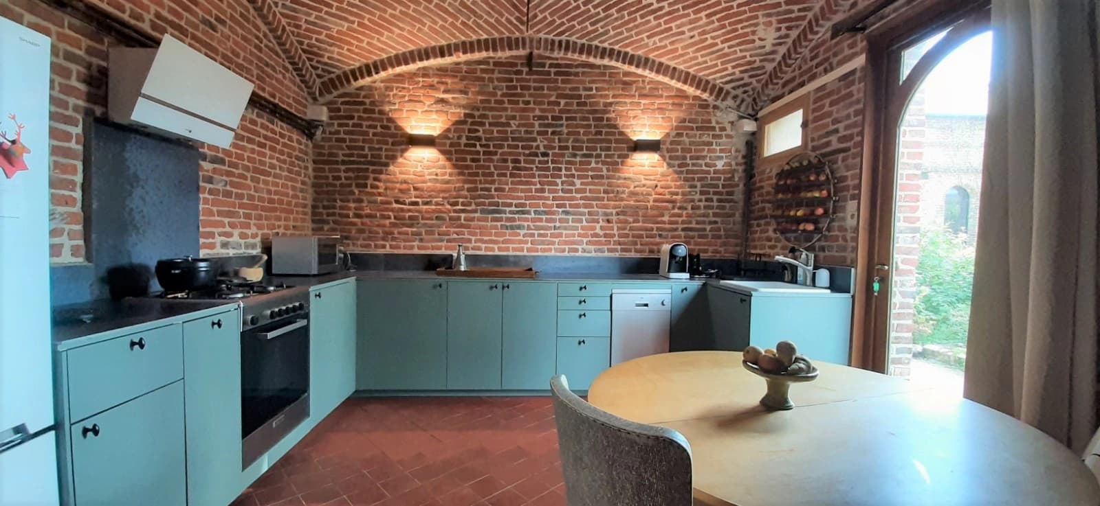 Cuisine dans Espace unique dans une maison-atelier d'artiste - 1