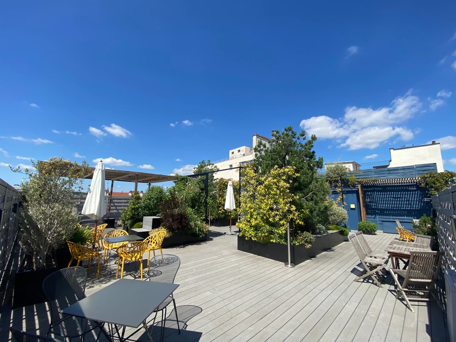 Salle de réunion dans Toit-terrasse verdoyant, une oasis suspendue en ville - 0