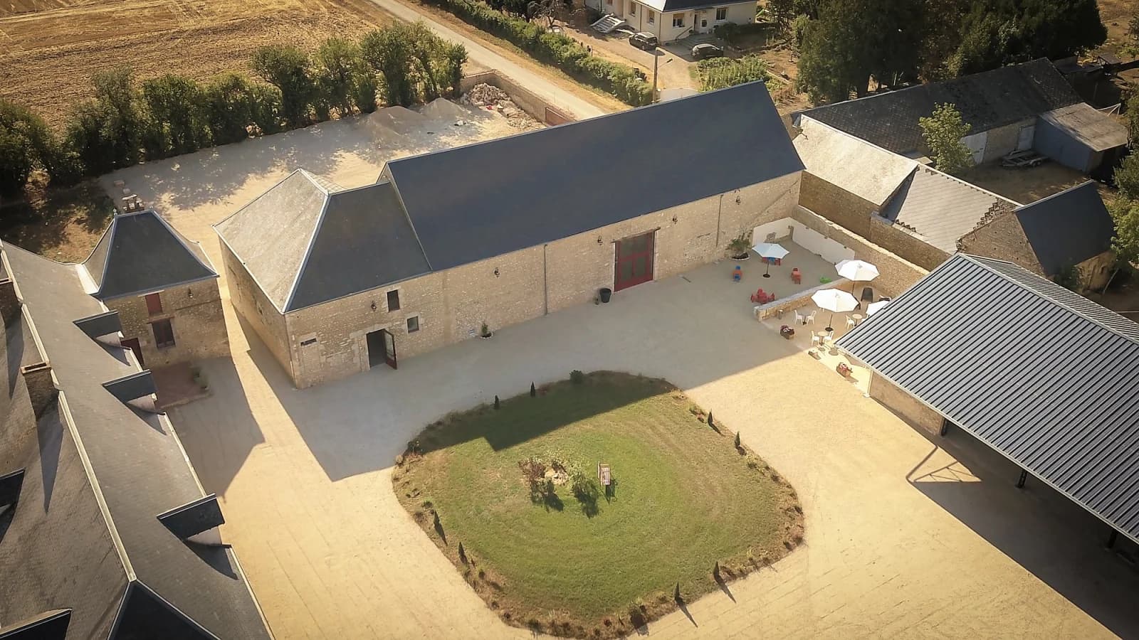 Salle de réunion dans Ancien corps de ferme fortifié, un lieu chargé d'âme - 1