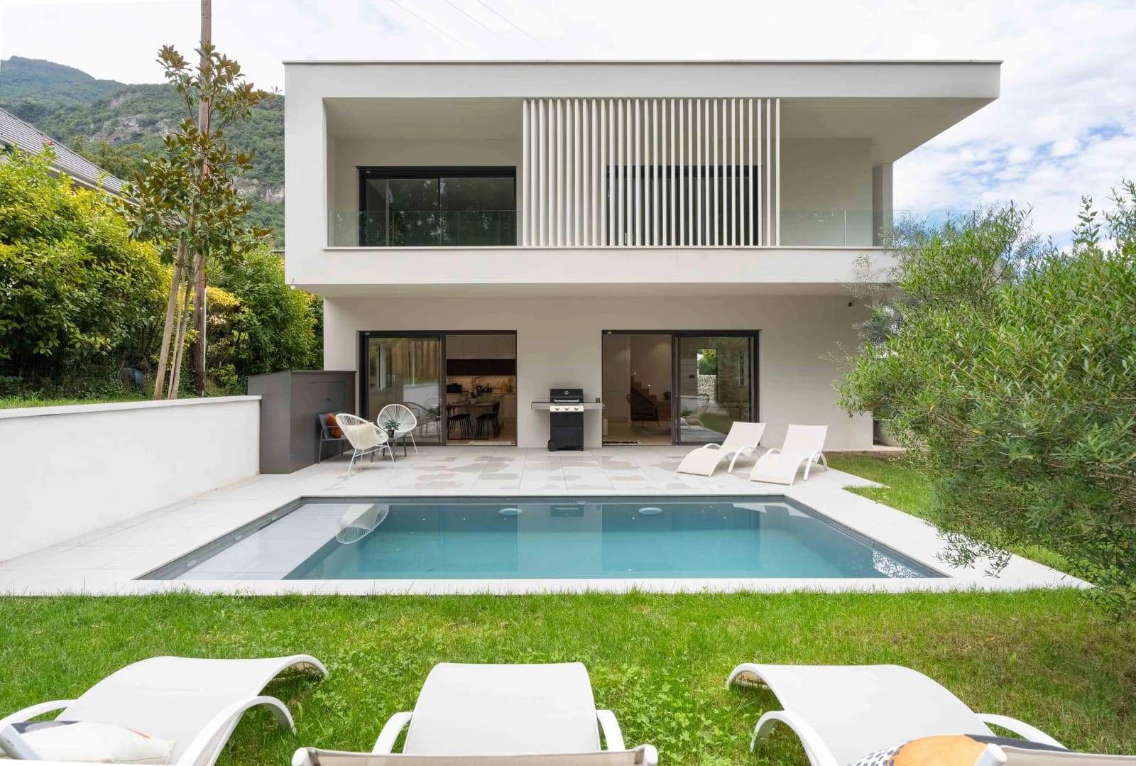 Architect-designed villa between lake and mountains