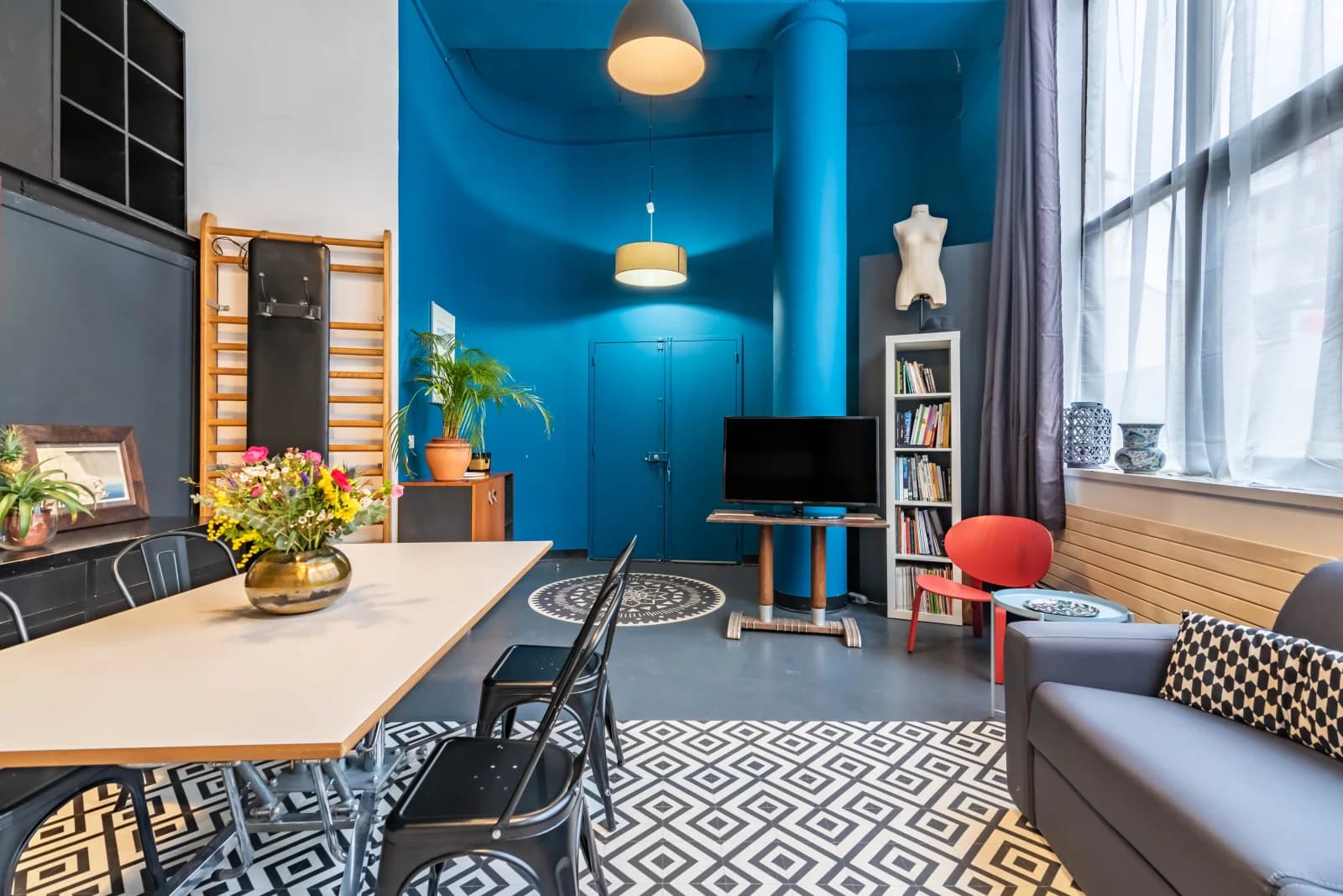 Salon dans Mon Loft: un espace personnel unique et design - 1