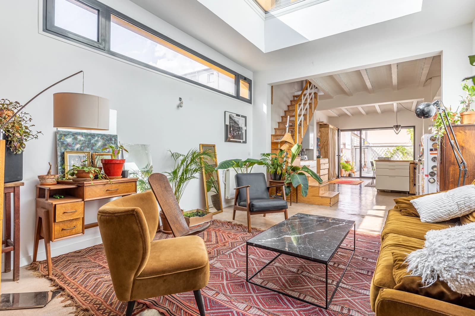 Living room in Backyard house with large atypical volume - 1