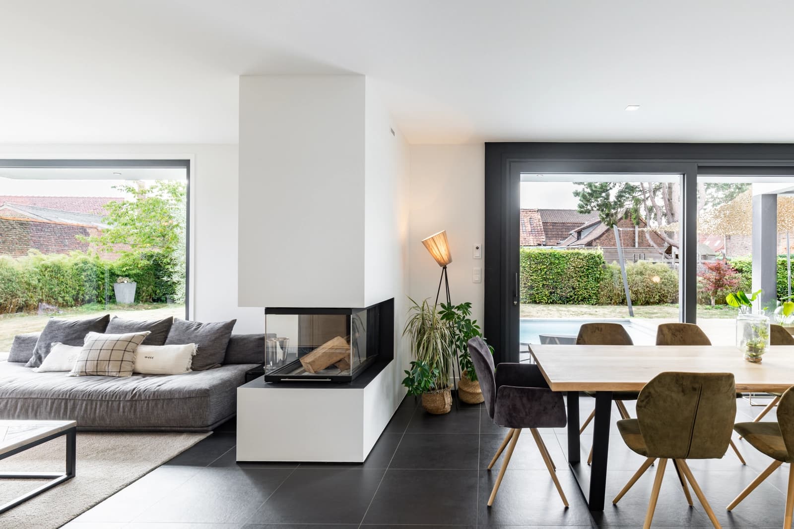 Salon dans Espace moderne ouvert sur jardin avec piscine - 1