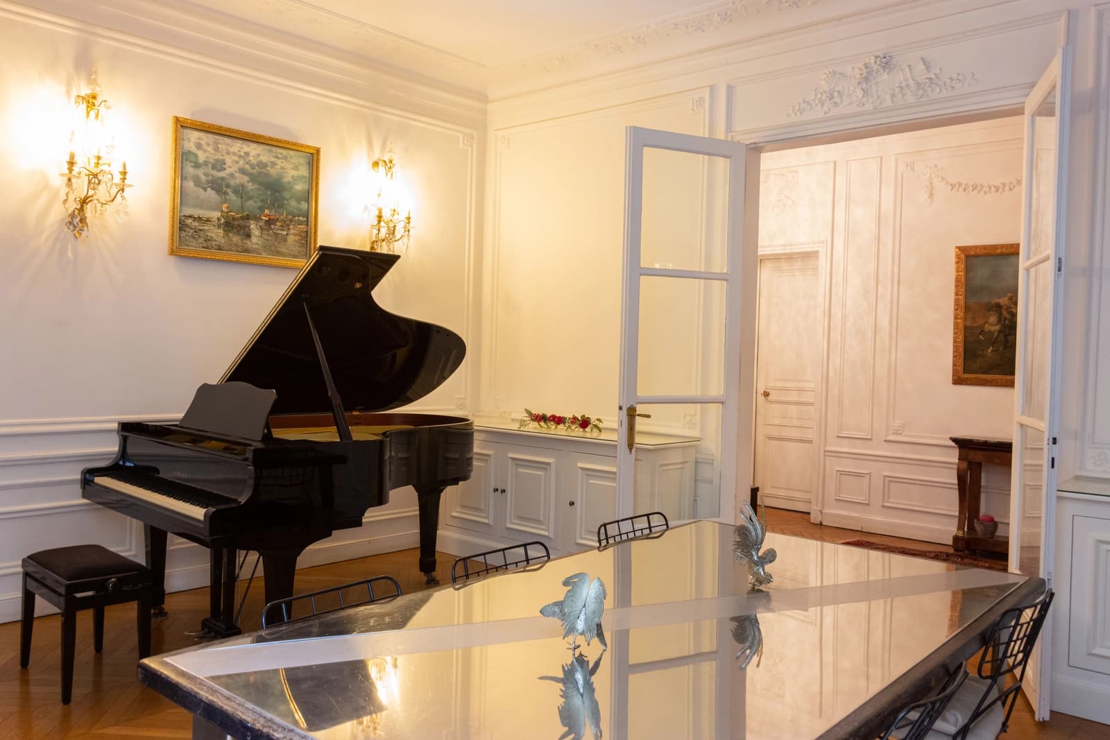 Salon dans Vaste Haussmannien parisien au charme singulier - 1
