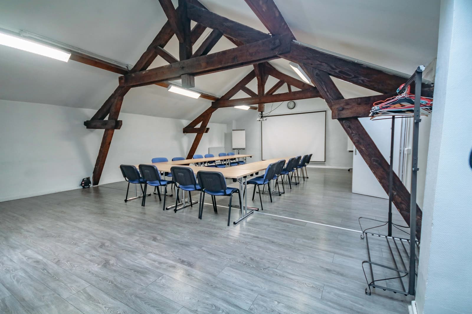 Salle de réunion dans Grande villa de charme offrant espace et authenticité - 1