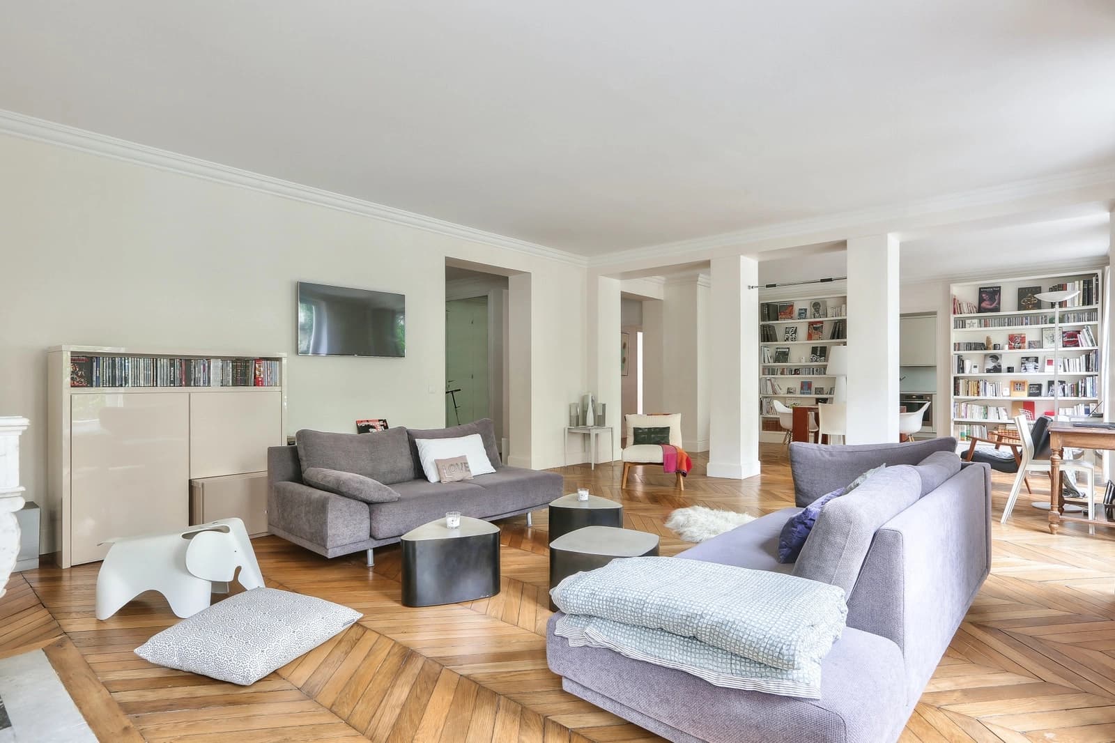 Salon dans Bel Haussmannien clair, ambiance douce et actuelle - 1