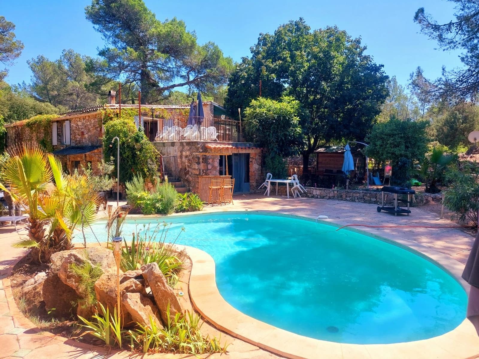 Bergerie en forêt avec piscine