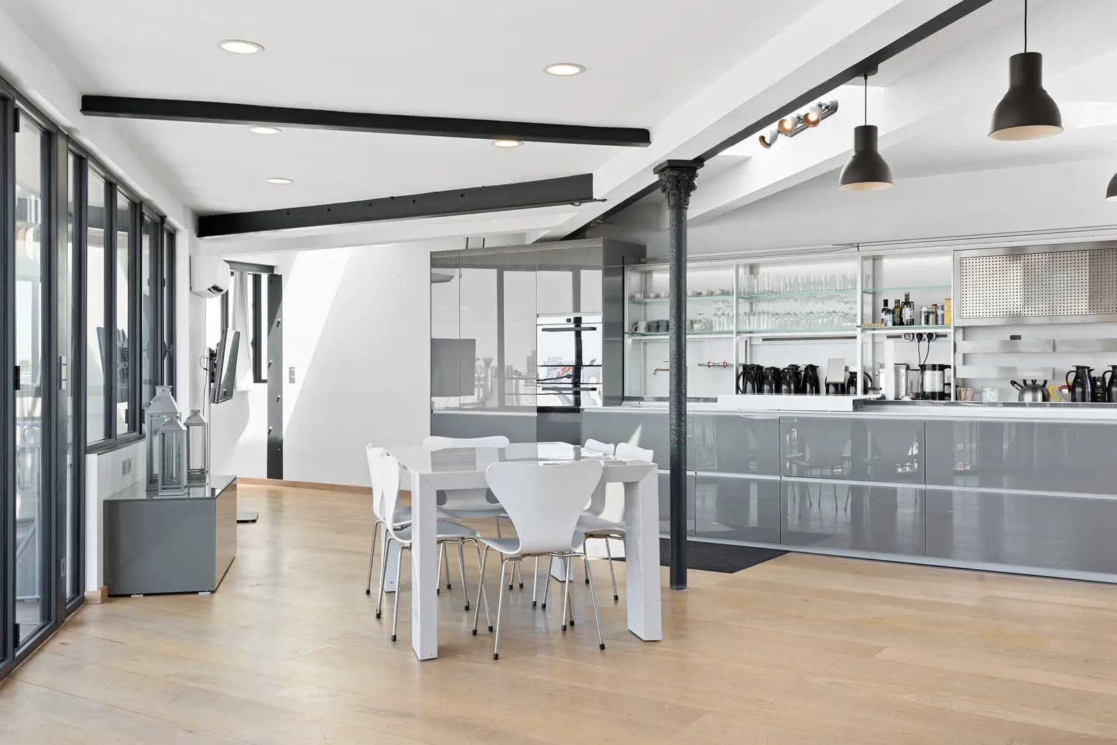 Meeting room in Modern loft with 360° view of Paris & the Eiffel Tower - 1