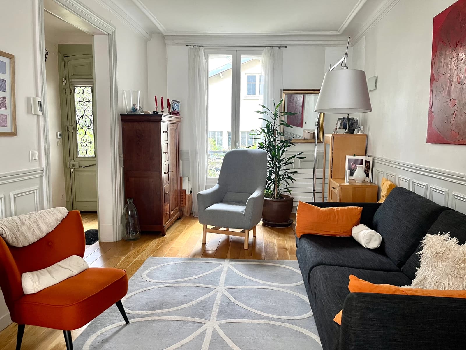 Salon dans Demeure de charme avec son jardin fleuri et intime - 1