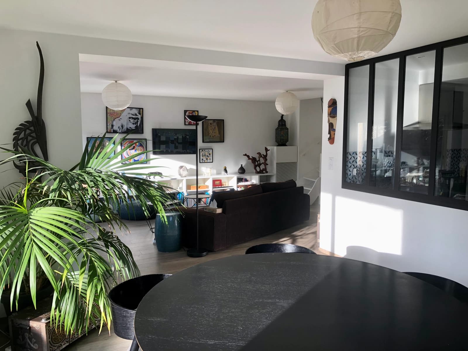 Bas de villa avec déco contemporaine et piscine