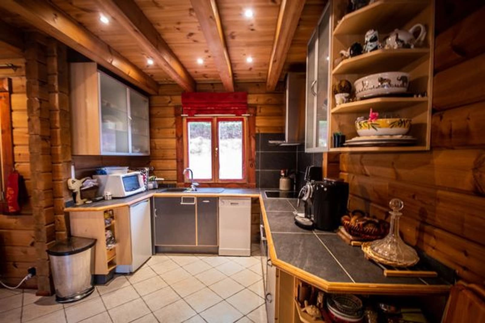Cuisine dans Maison en bois chaleureuse avec espace polyvalent - 1