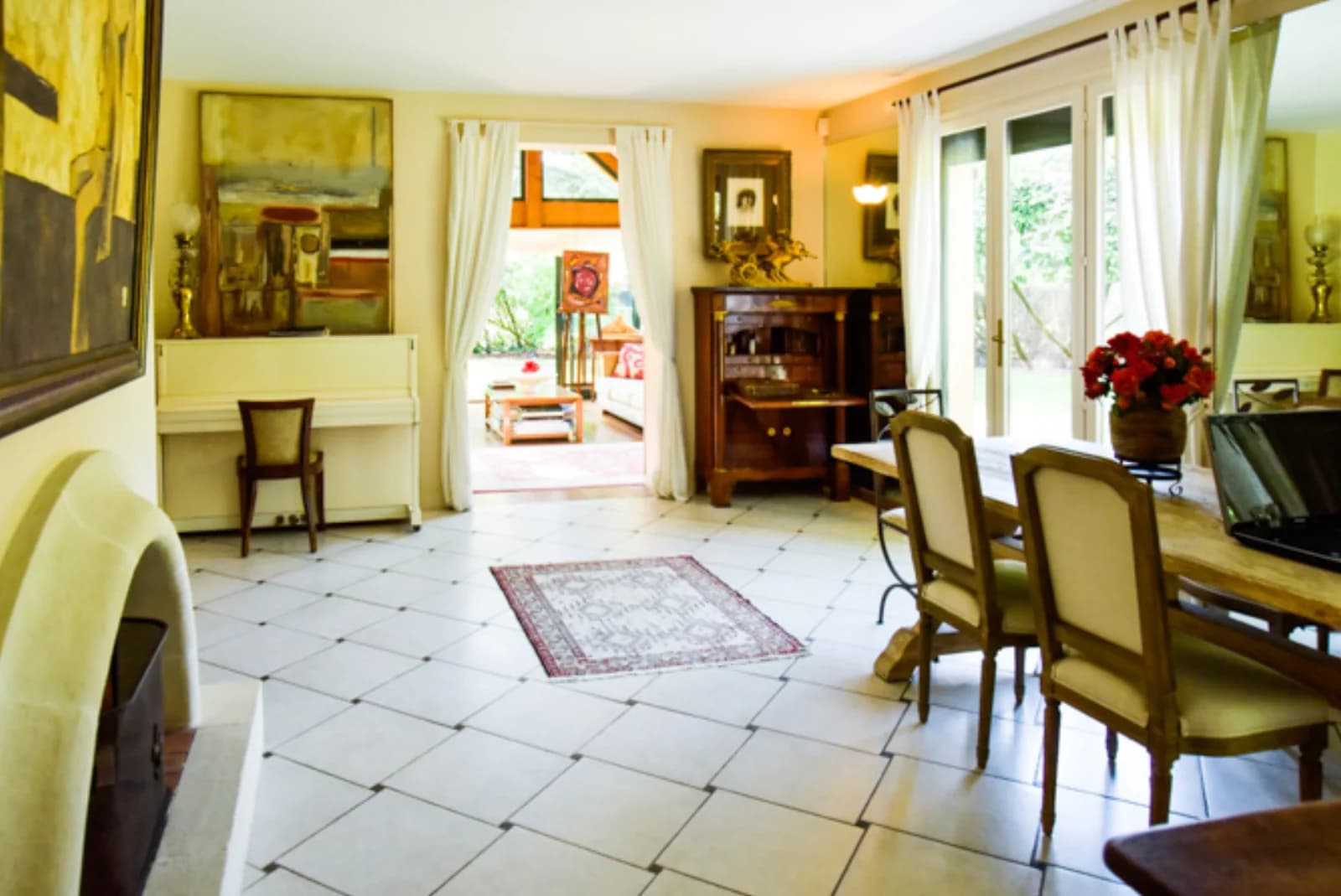 Living room in Belle propriete forestiere de 250m² - 1