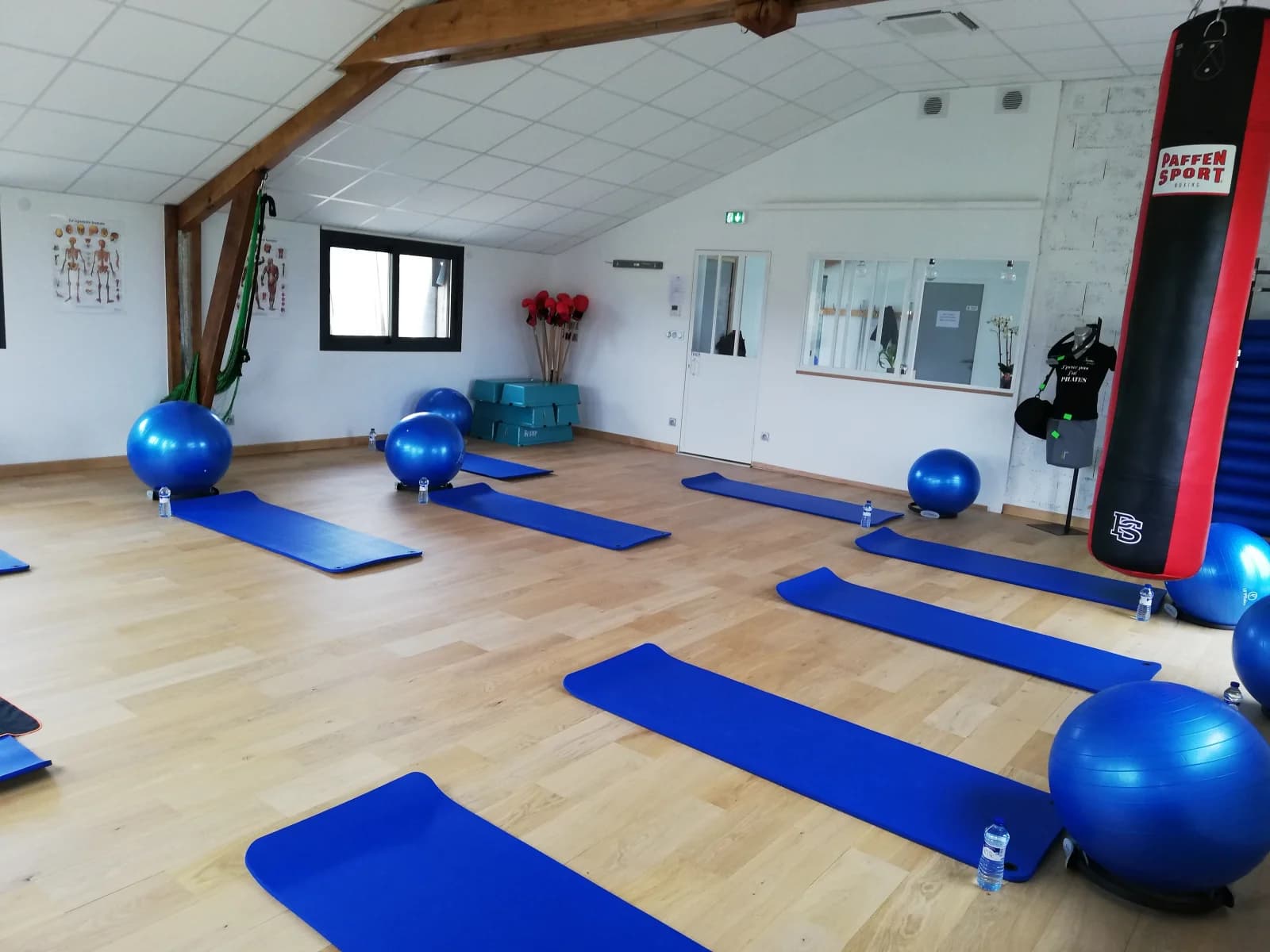 Salon dans Salle de sport, studio Pilates et Yoga, espace bien-être - 1