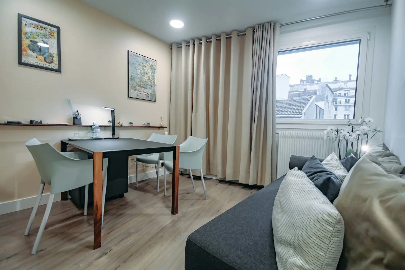 Salon dans Bel appartement offrant trois espaces distincts et lumineux - 1