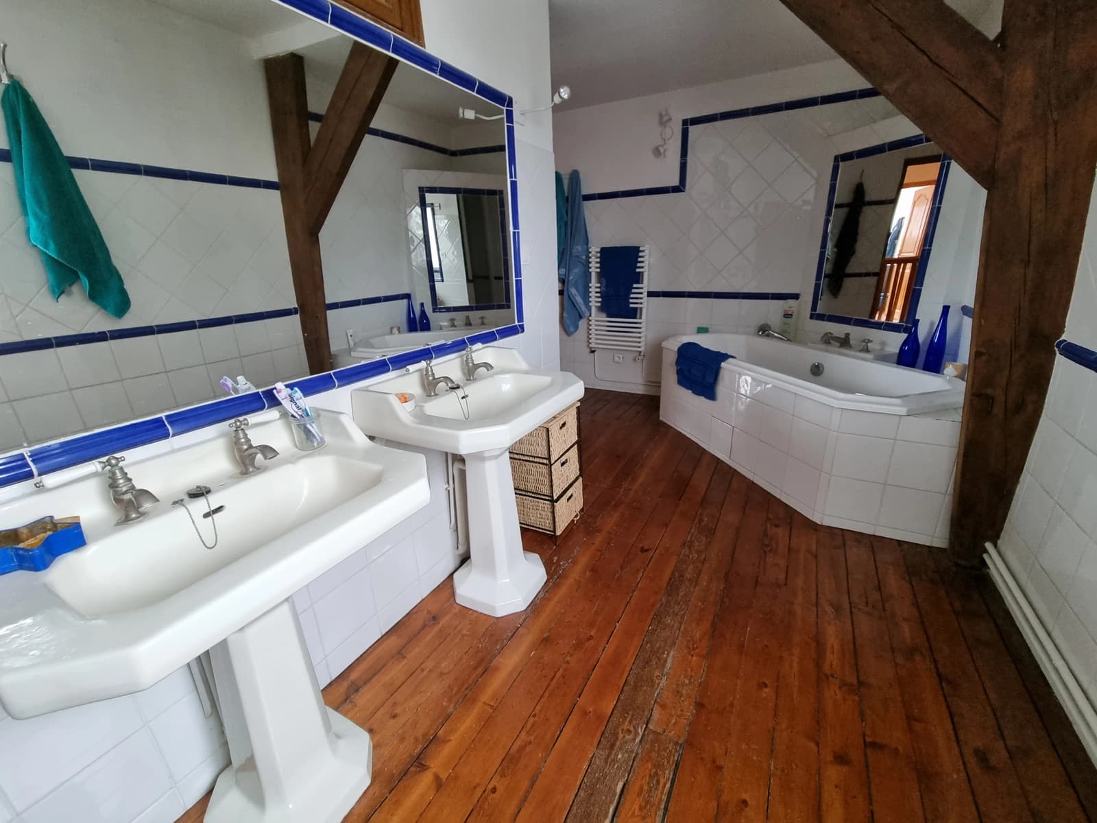 Salle de bain dans Magnifique triplex aux volumes et au design exceptionnels - 1