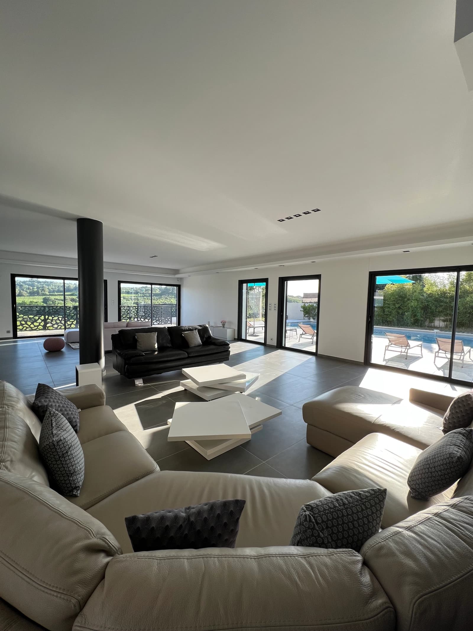 Living room in Large contemporary house with pool - 1