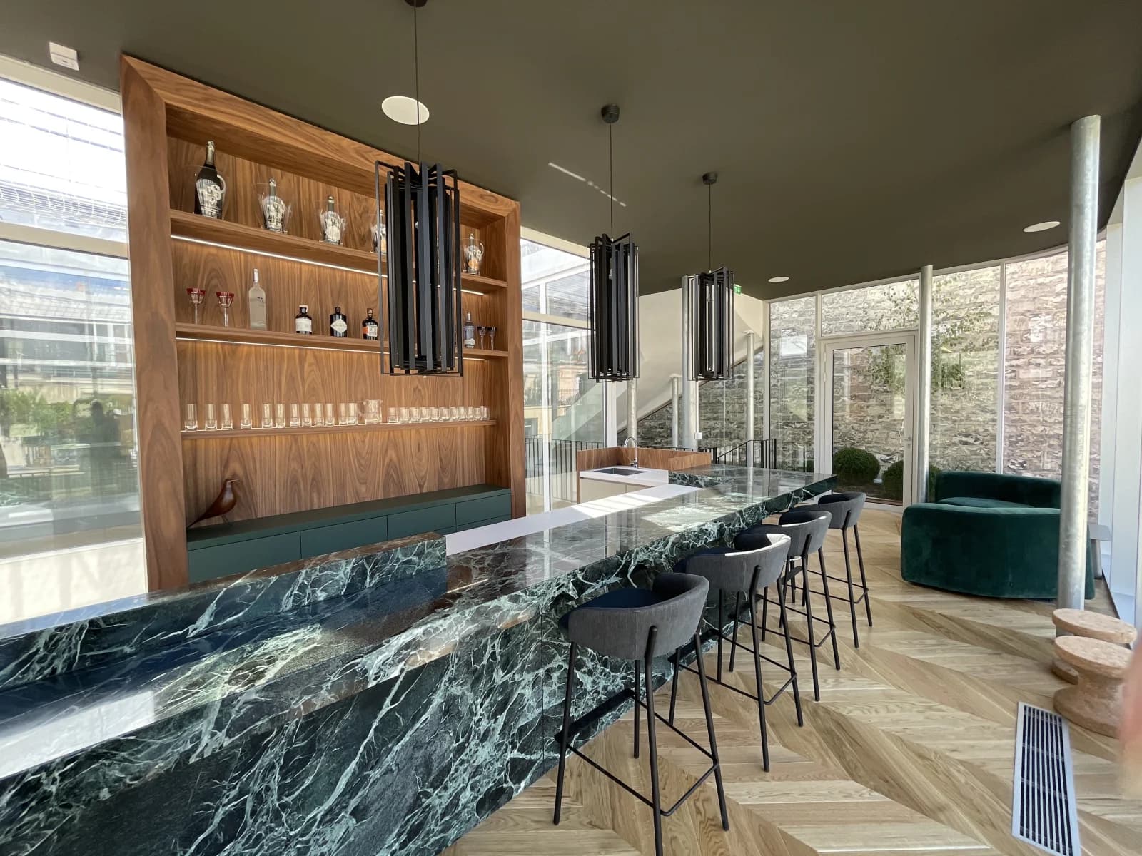 Espace de présentation avec showroom et toit-terrasse