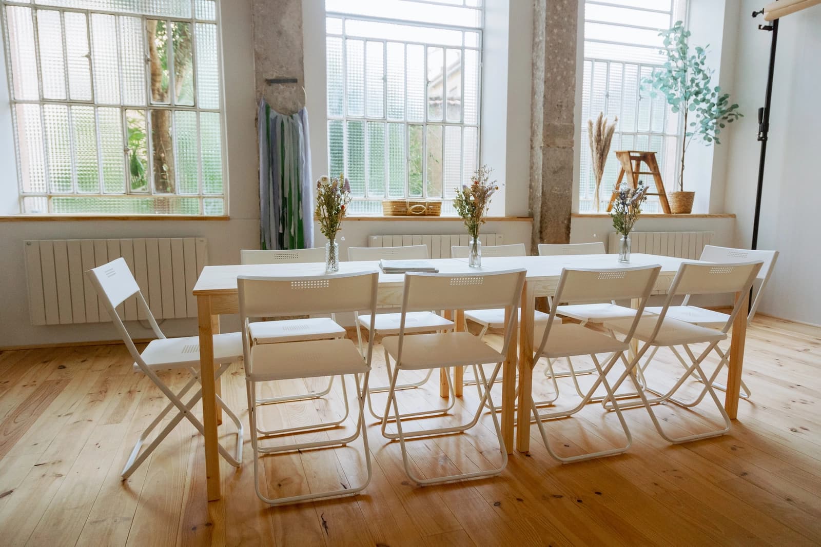 Atelier de canuts lyonnais inondé de lumière