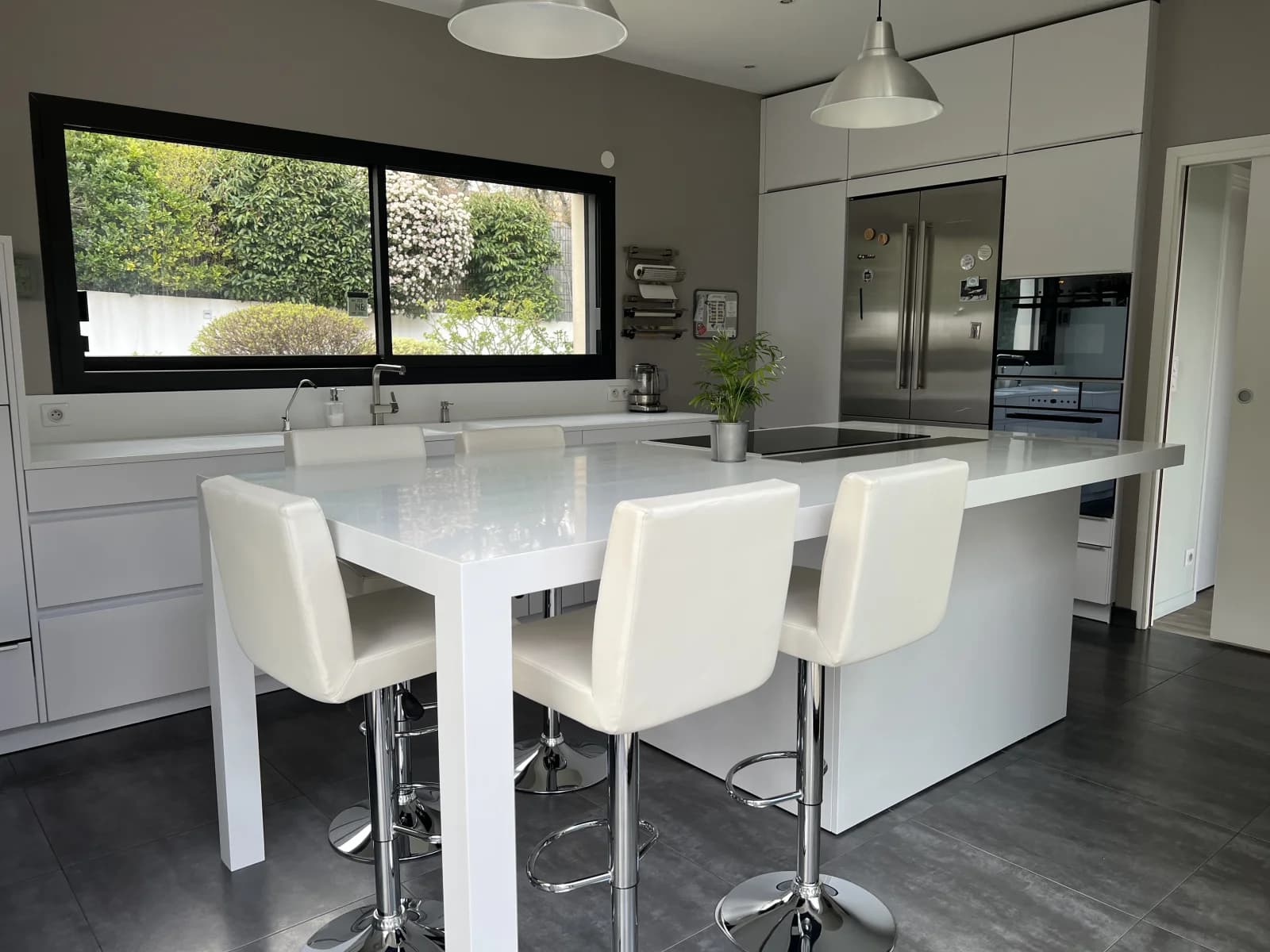 Espace Maison moderne avec jardin  et piscine,  vue dégagée, sans vis à vis et au calme - 2