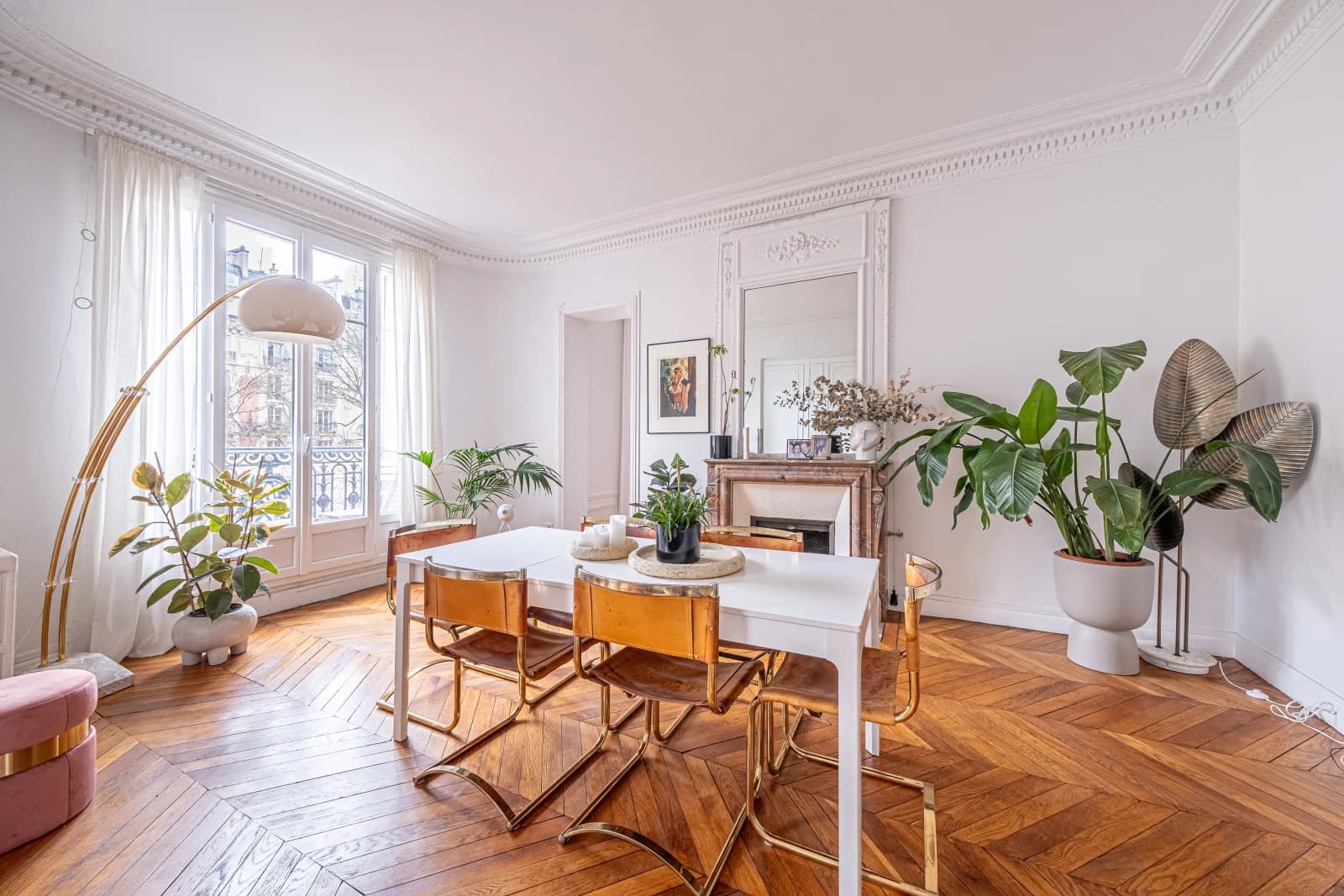 Space Haussmannian apartment overlooking tree-lined square - 2