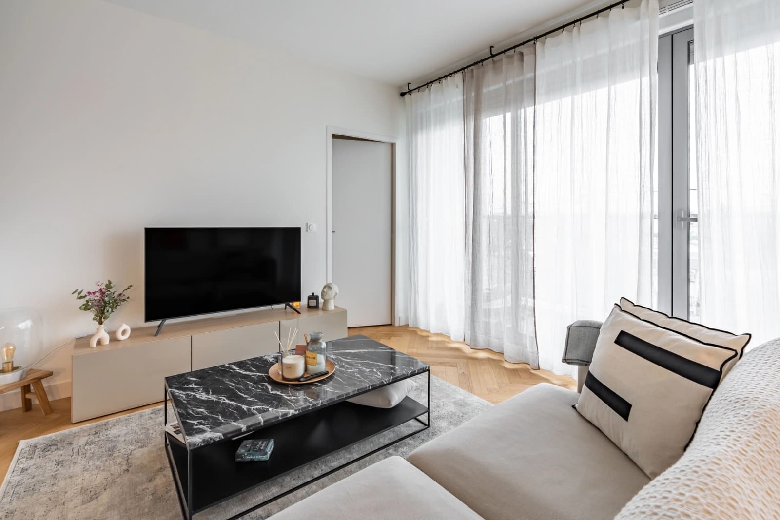 Salon dans Logement douillet baigné d'une lumière apaisante - 1